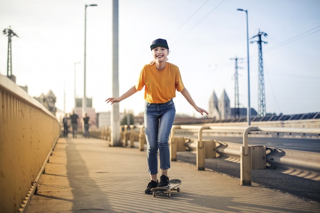 Menina loira andando de skate na cidade