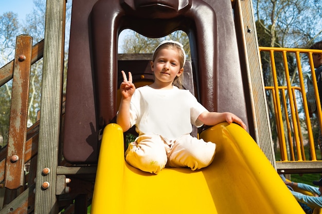 Menina loira ativa brincando em um playground