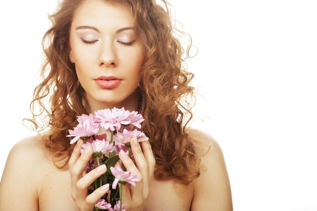 Menina loira com flor rosa em fundo branco