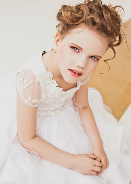 Menina loira com vestido branco