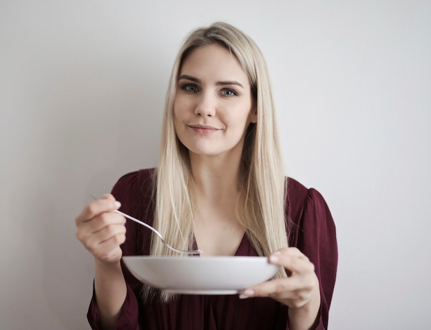 Foto menina loira comendo