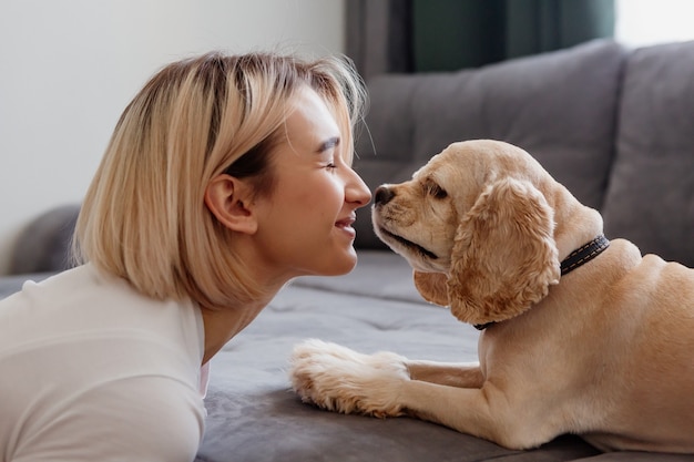 menina loira e retrato de cachorro nariz com nariz