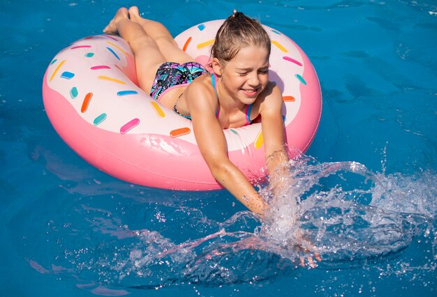 Foto menina loira feliz nadar na piscina, verão, relaxar e férias