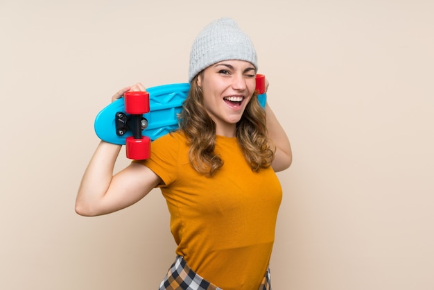 Menina loira jovem patinadora