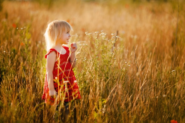 Menina loira no campo