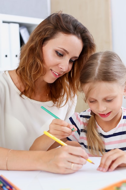 Menina loira segurar no braço lápis desenho algo