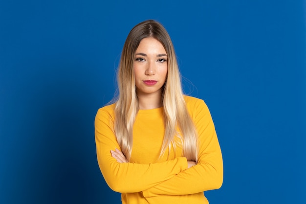 Menina loira, vestindo uma camiseta amarela