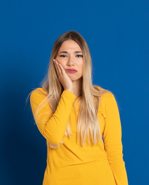 Menina loira, vestindo uma camiseta amarela