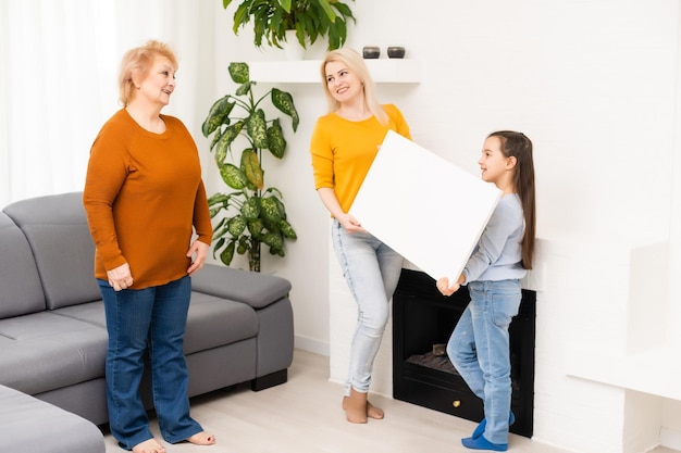 Menina mãe e avó com tela de foto de maquete.