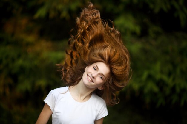 menina magra ruiva