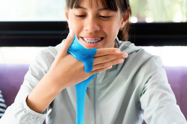 Menina Mão Segurando Brinquedo Caseiro Chamado Lodo