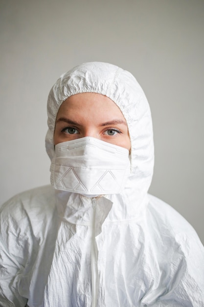 menina médica enfermeira em um traje de proteção