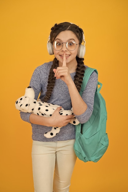 Menina menininha Vida diária de colegial moderna Escola particular Diversos ambientes de aprendizagem projetados para atender às necessidades Adolescente com mochila Bonita sorridente colegial carrega cachorro de brinquedo macio