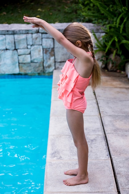 Menina mergulhando na piscina