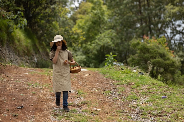 Menina mexicana caminhando colhendo pêssegos