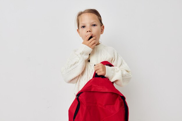 Menina mochila vermelha roupas elegantes isoladas de fundo