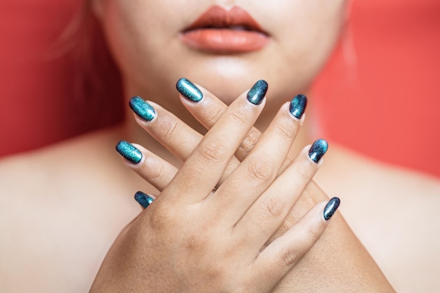 Menina modelo de beleza com unhas verdes de manicure Mulher moda maquiagem e cuidados com as mãos