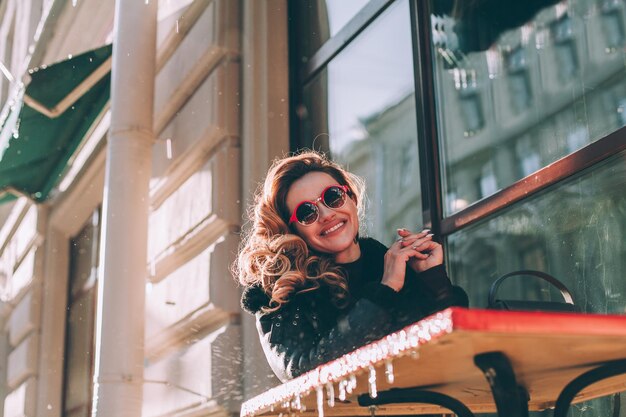 Menina modelo feliz sorrindo ao ar livre retrato