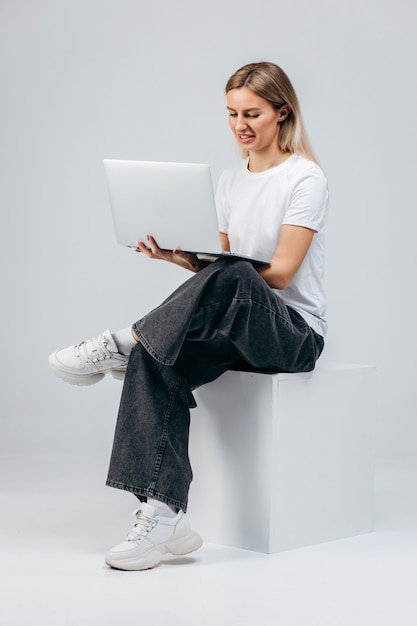 Foto menina moderna com laptop. criatividade livre