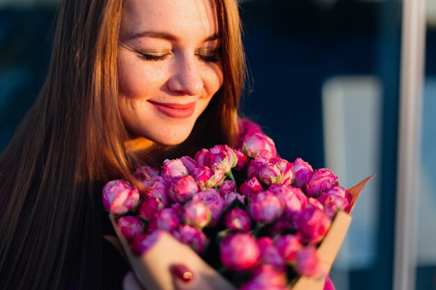 Foto menina modesta e delicada com flores