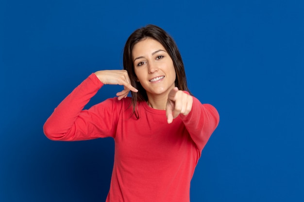 Menina morena atraente, vestindo uma camiseta vermelha