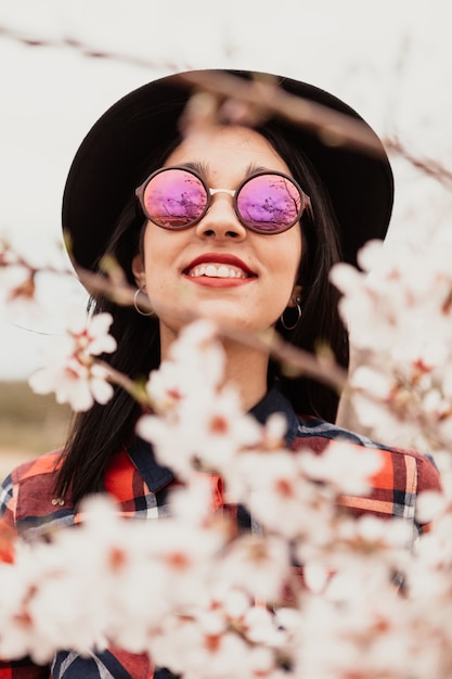 Foto menina morena atraente