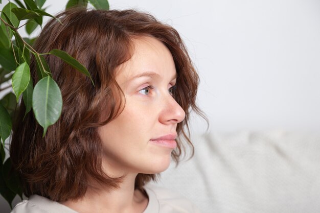 Menina morena com planta