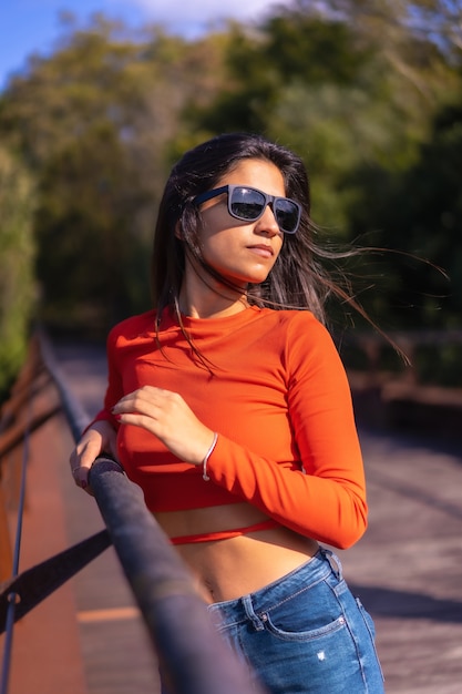 Menina morena curtindo uma tarde ensolarada de outono no parque