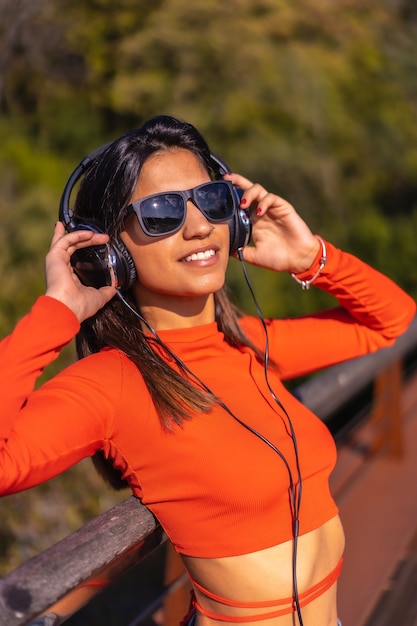 Menina morena curtindo uma tarde ensolarada de outono no parque