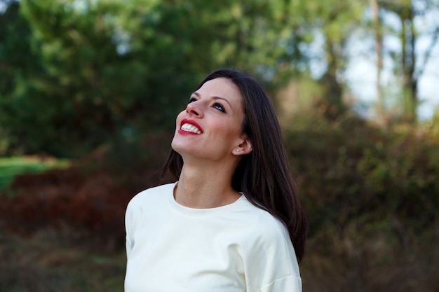 Menina morena de Attractiv na floresta