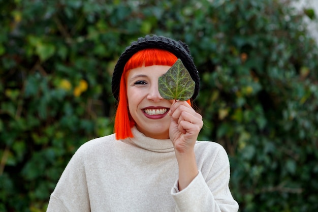 Menina morena de Attractiv na floresta