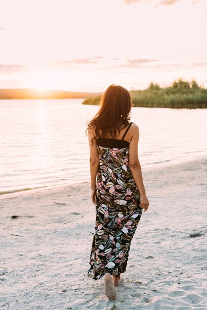 Menina morena elegante jovem posando na rua da cidade mulher de negócios muito bonita em um vestido elegante