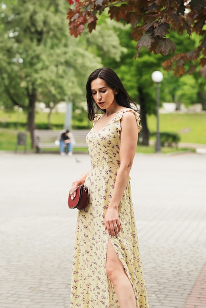 menina morena elegante posando na rua da cidade Mulher de negócios muito bonita em um vestido elegante