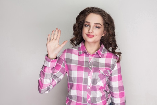 Foto menina morena emocional em fundo cinza