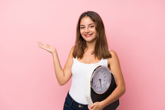 Menina morena jovem sobre isolado