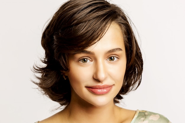 Menina morena jovem sorrindo