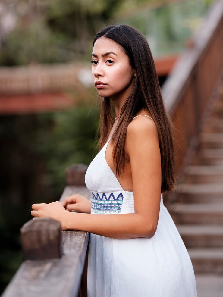 Foto menina morena linda em um vestido branco olhando para a natureza