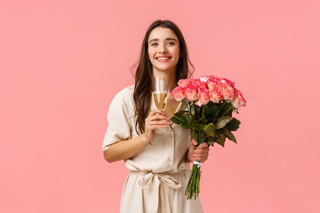 menina morena segurando bouquet floral e taça de champanhe