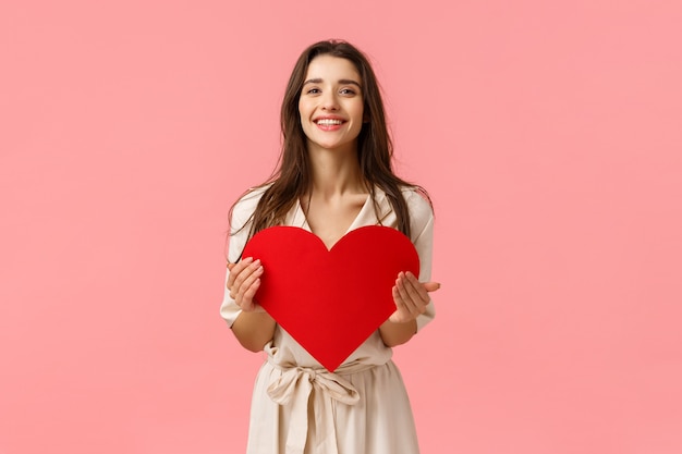 menina morena segurando coração vermelho