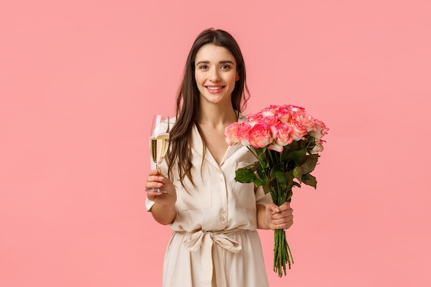 menina morena segurando o copo de champanhe e buquê de flores