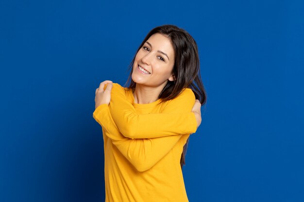 Foto menina morena, vestindo uma camiseta amarela