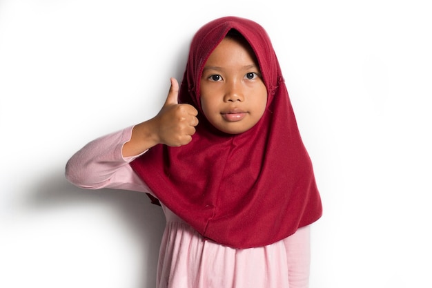 Menina muçulmana asiática em um fundo branco