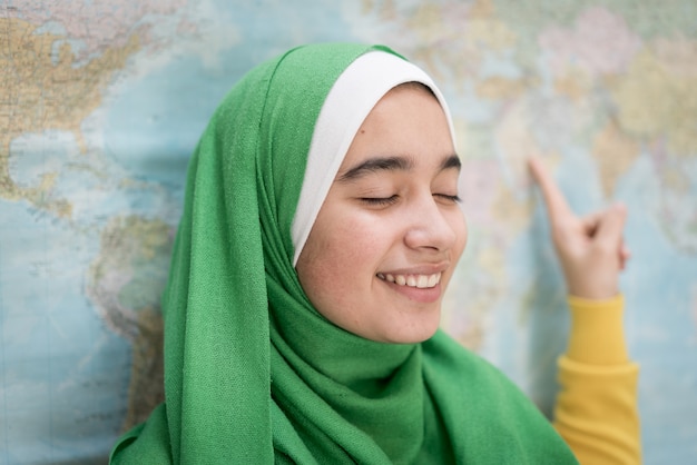 Menina muçulmana com mapa do mundo