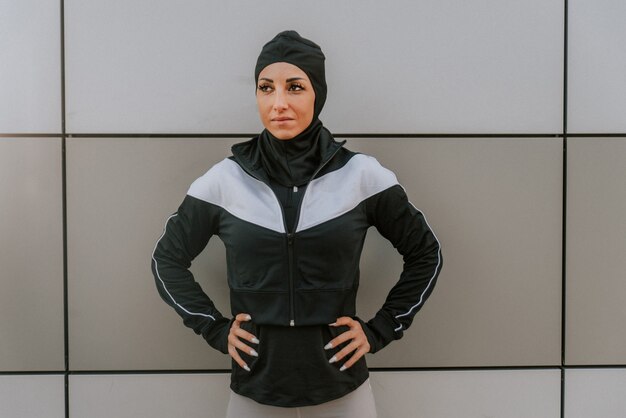 Menina muçulmana esportiva com exercícios físicos ao ar livre