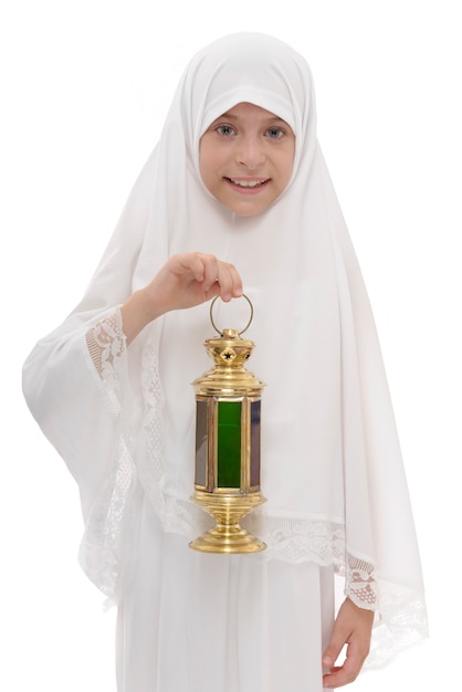 Menina muçulmana feliz com lanterna do Ramadã festiva