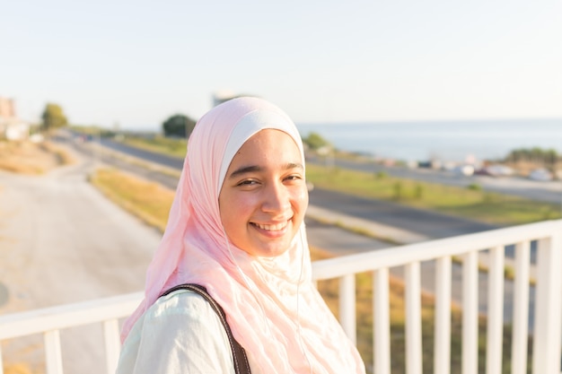 Menina muçulmana na costa do mar