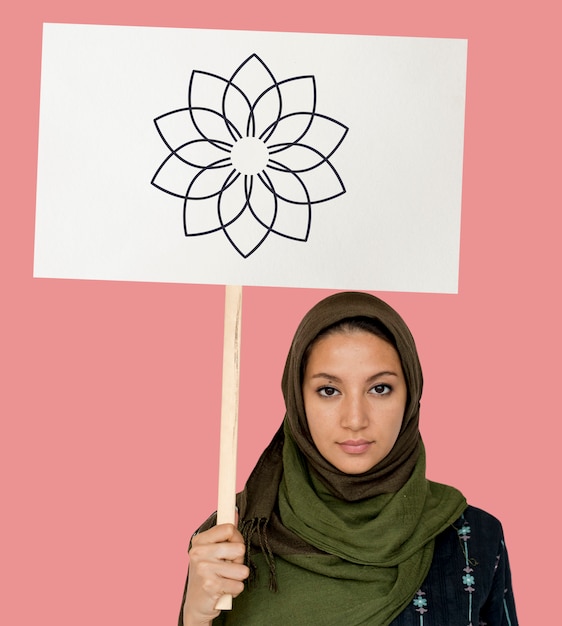 Foto menina muçulmana segurando um cartaz