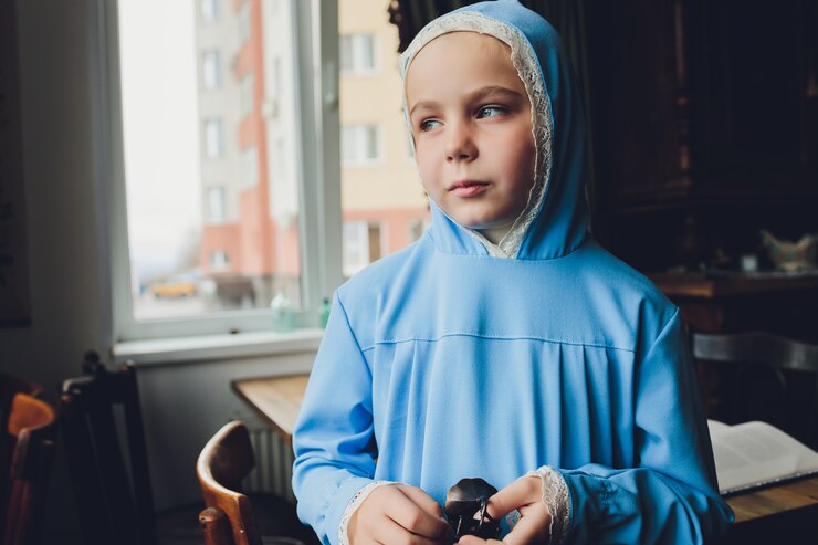 Foto menina muçulmana usando um hijab azul