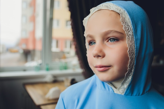 Menina muçulmana usando um hijab azul