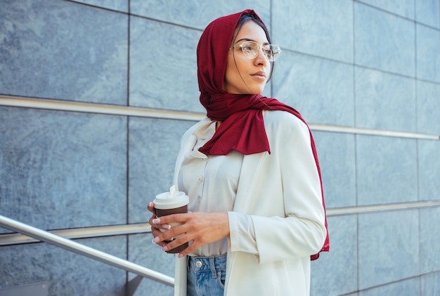 Menina muçulmana vestindo roupas casuais e o retrato tradicional do hijab - Linda mulher árabe com roupas elegantes